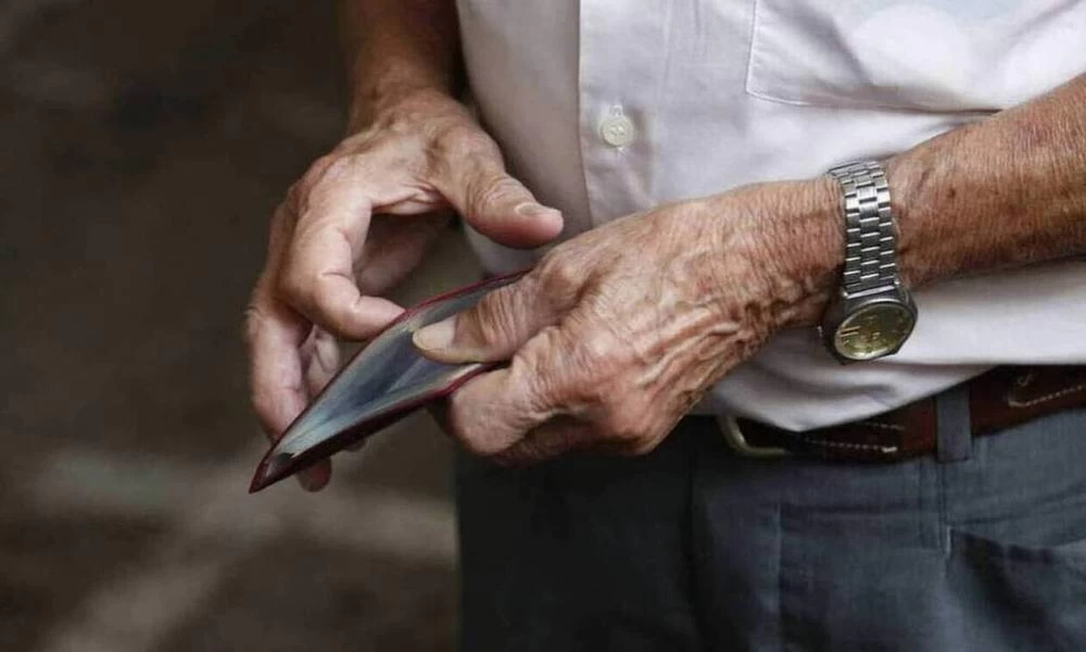 e-ΕΦΚΑ: «Κόφτης» στις συντάξεις χηρείας - Πόσο μειώνονται - Ποιοι δεν θα πάρουν ούτε ευρώ